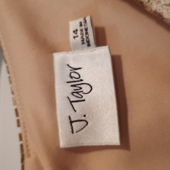 Dress - Picture 3 of 3